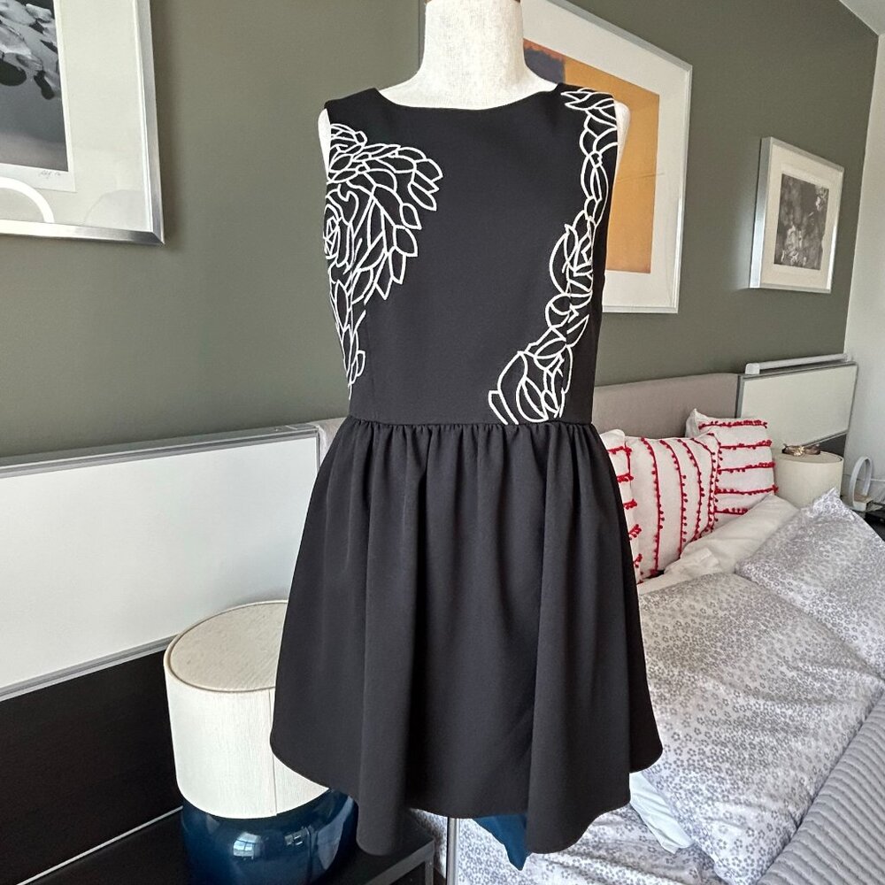 Keepsake Sleeveless Black/White Floral Embroidered Skater Party Dress MED -N2233